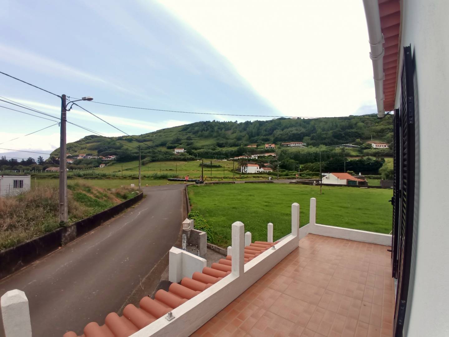 Three bedroom house, plus extra apartment and large garden, 200 meters from the beach, on Faial island, Azores.