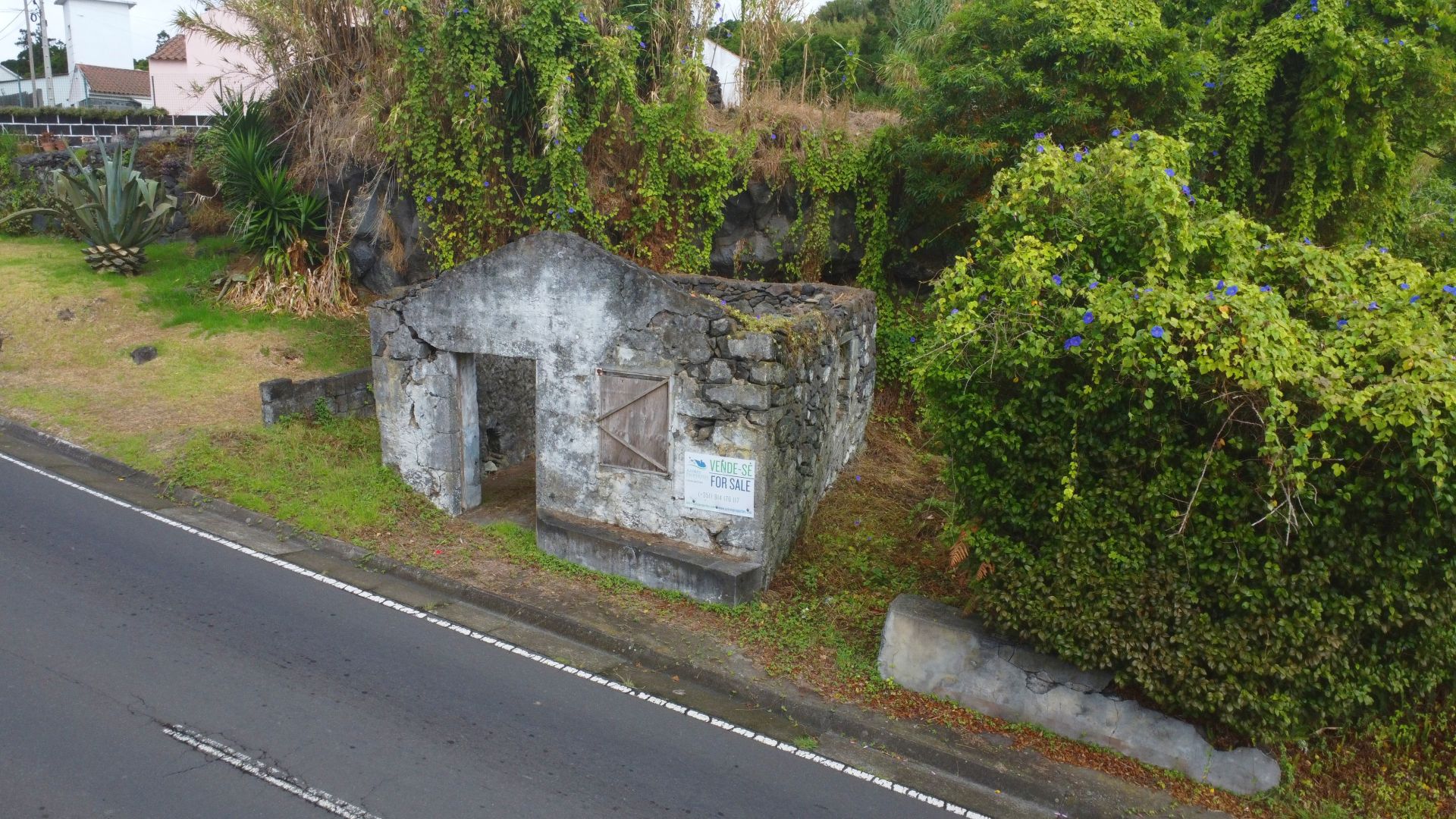 Klein huis met ruïne voor renovatie op Faial eiland - Azores Properties